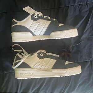 Women Adidas 8.5 RIVALRY LOW Lifestyle Shoes Carbon/Talc/Cloud White/Black ID756